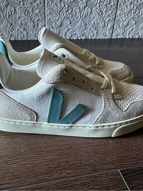 Women’s  Vega Sneakers in White with Teal Accent, 6.5 New Without Box